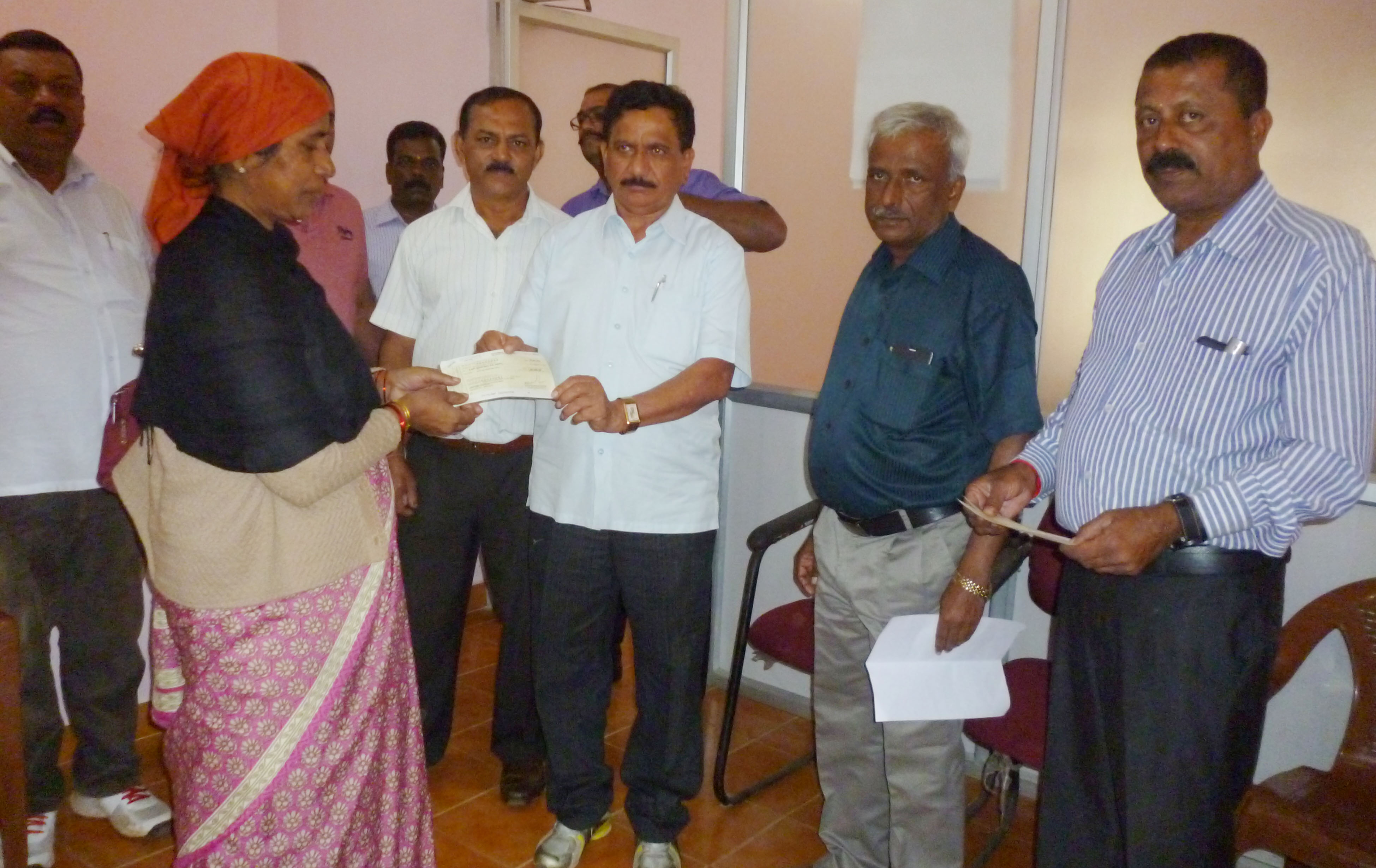 ಪರಿಹಾರ ನಿಧಿ ಚೆಕ್ ವಿತರಣೆ